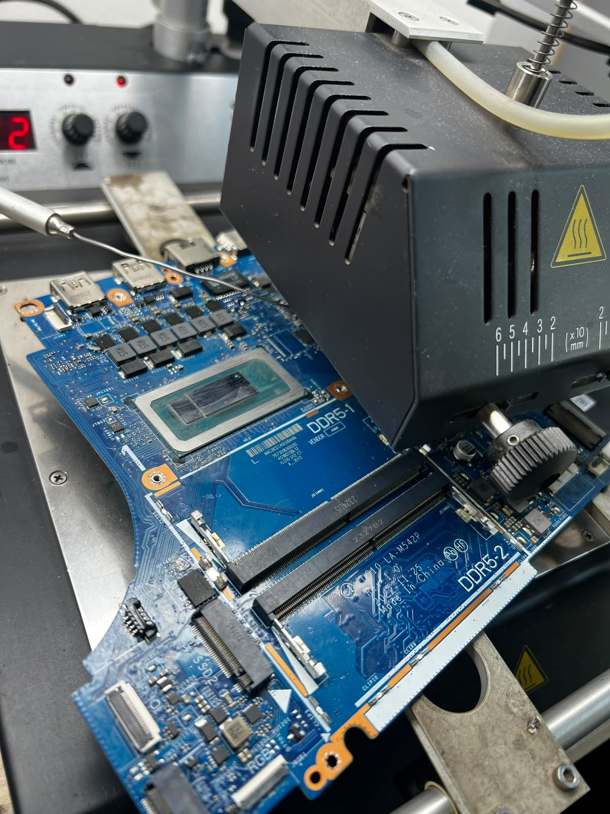 Reballing profesional de tarjeta gráfica y procesador de notebook gamer