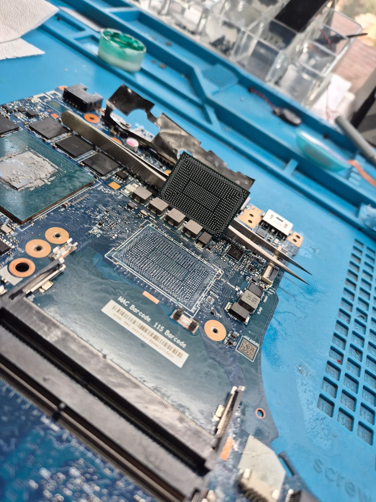 Esferas de soldadura de precisión aplicadas en reballing de CPU de notebook — Mportatil