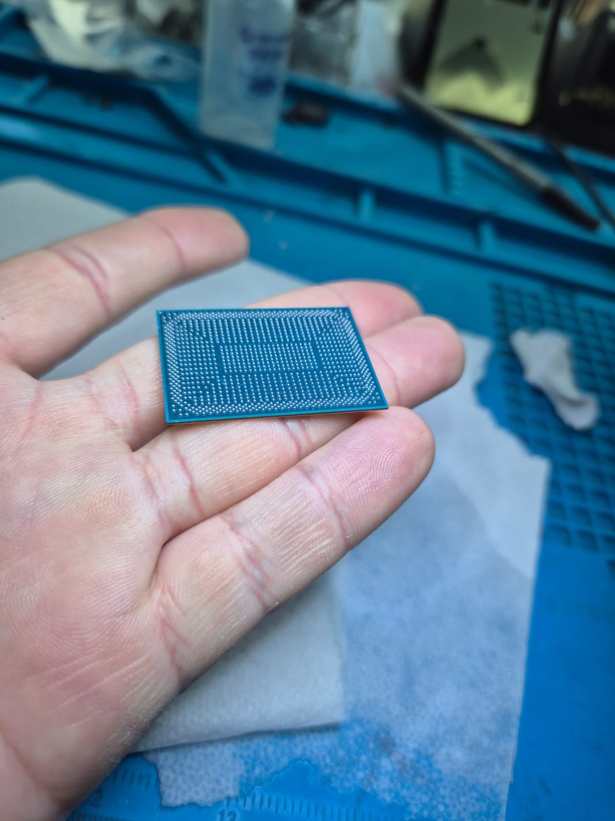 Chip BGA con nuevas esferas de soldadura listas para un reballing duradero