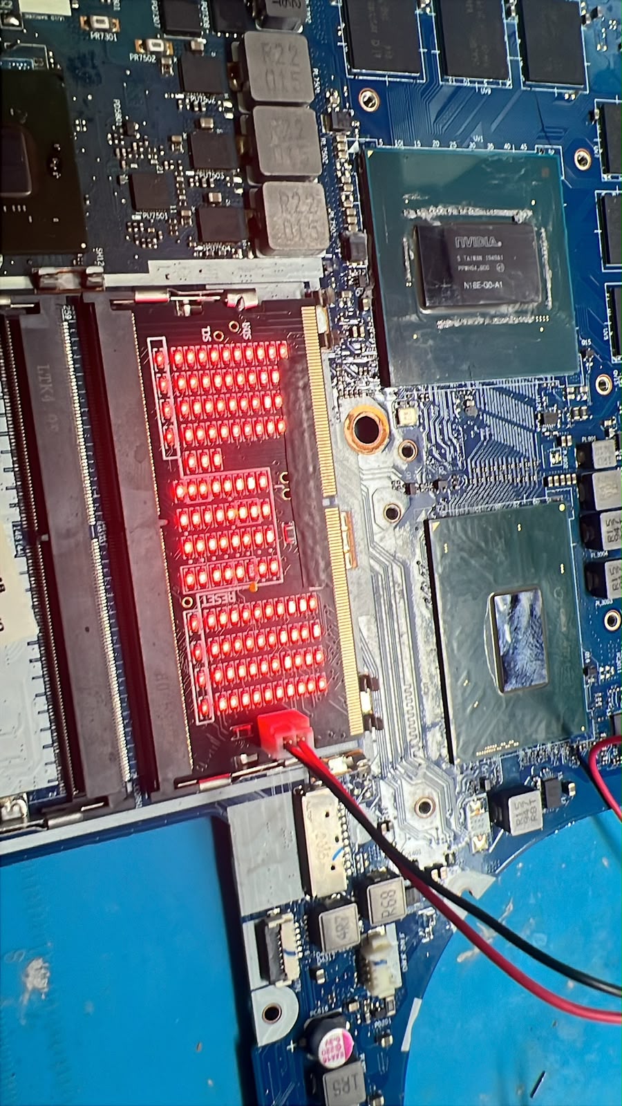 Placa madre de notebook probada tras reballing profesional en Mportatil