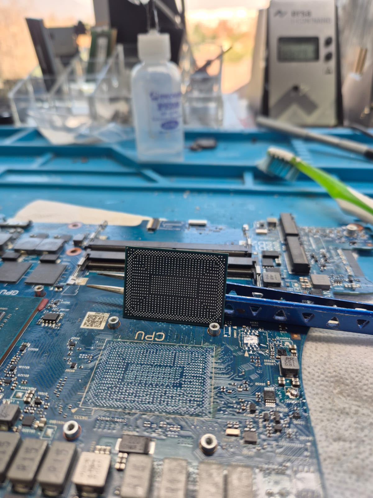 Reballing de chip BGA en placa madre de notebook gamer — Mportatil, La Reina